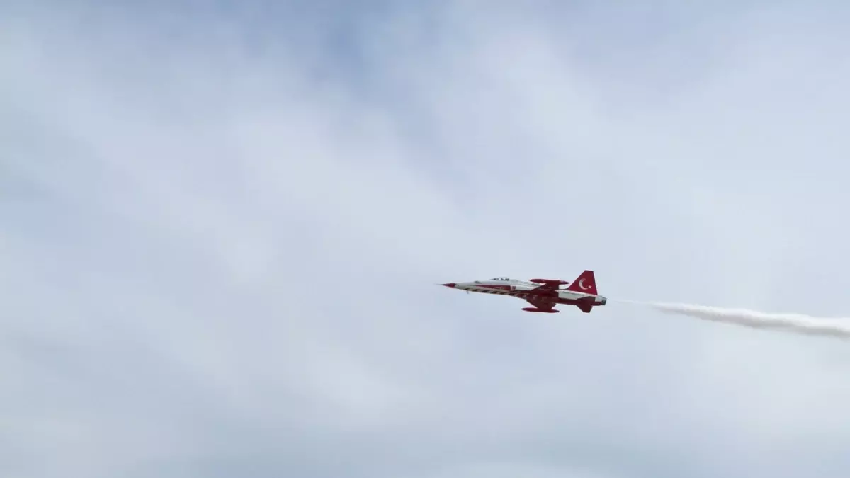 Türk Yıldızları\'ndan Gökyüzünde Nefes Kesen Gösteri
