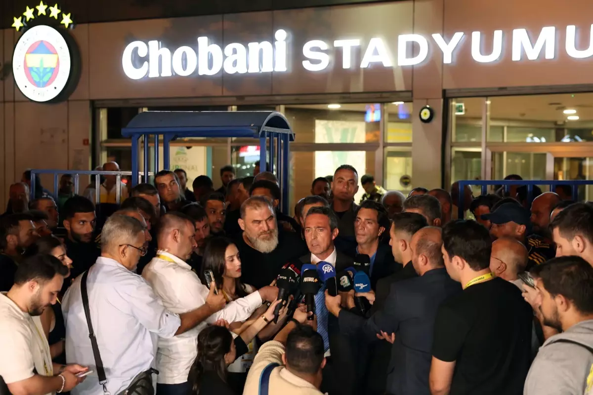 Ali Koç maç sonu çıldırdı! Futbolcuları yanına alıp \'\'Buraya gelemez, binlerce kişi sahaya iner\'\' dedi 