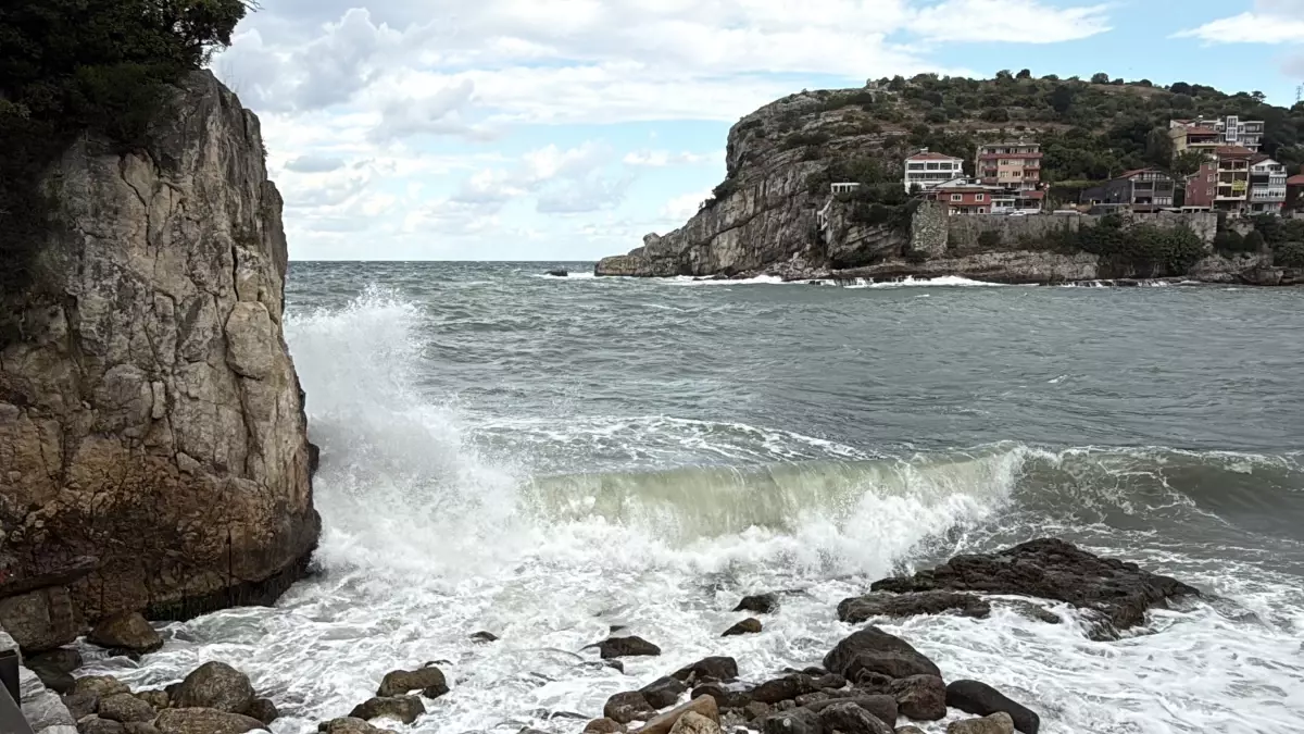 Amasra\'da Fırtına: Dalgalar 5 Metreye Ulaştı