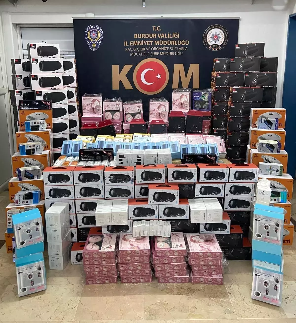 Burdur\'da Kaçak Telefon Aksesuarı Operasyonu