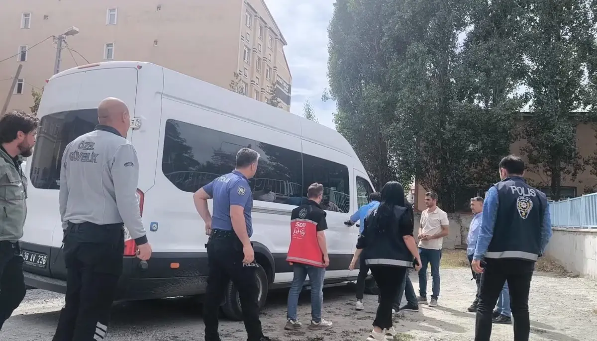 Kars\'ta Polis Ekiplerine Taşlı Saldırı