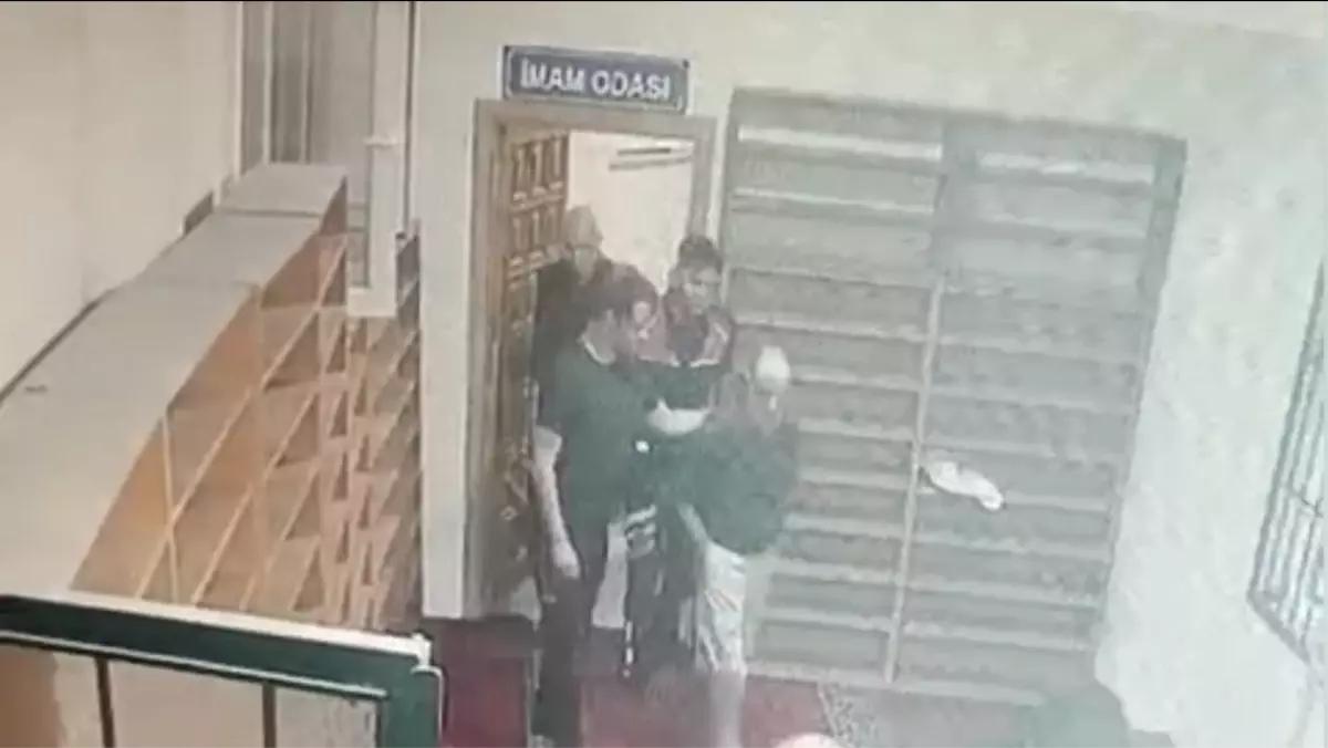 Esenyurt\'ta İmam ile Polisi Tartıştı