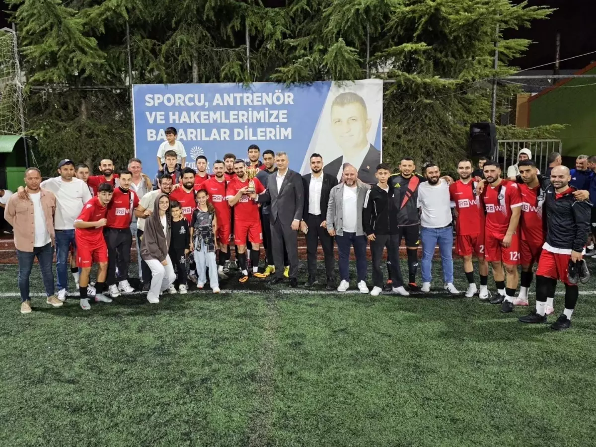 Gölcük\'te İhsaniyespor Şampiyon Oldu