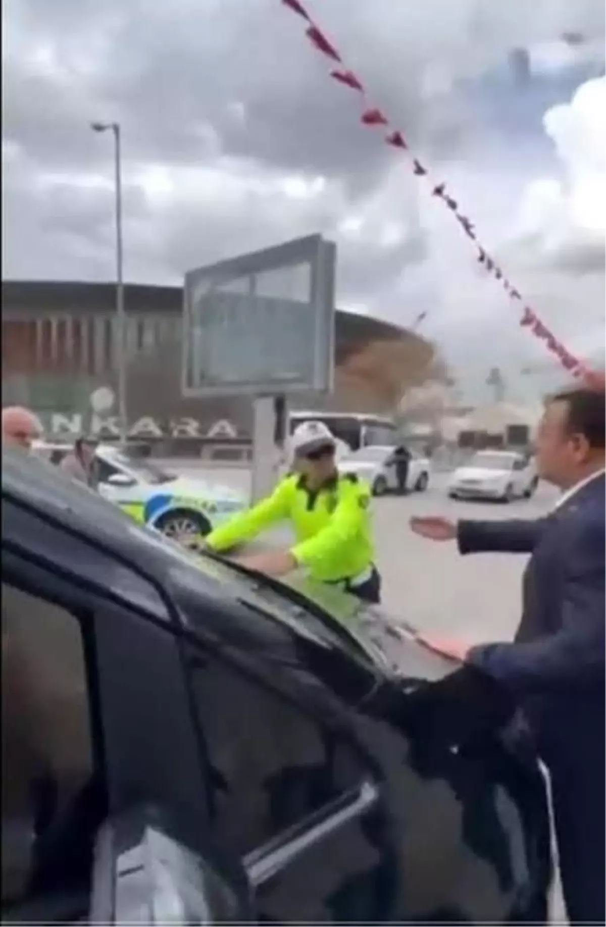Şoför, Polisin Üzerine Aracı Sürdü İddiasıyla Yargılanıyor