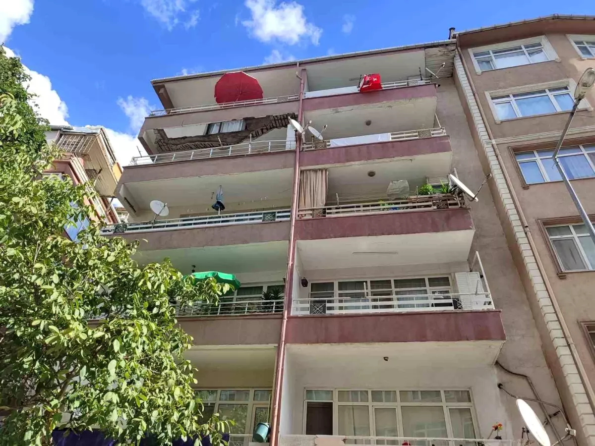 Güngören\'de Balkon Çöktü! Binaya Mühür
