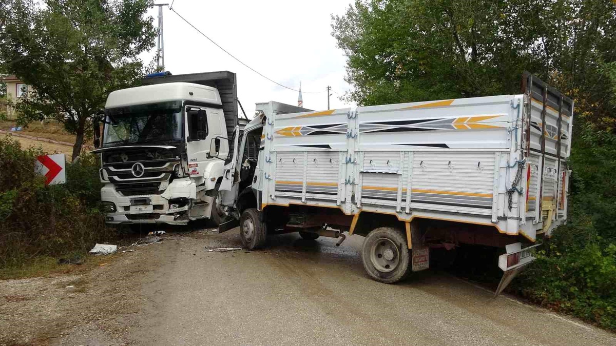 Kastamonu\'da Kamyon Çarpışması: 2 Yaralı