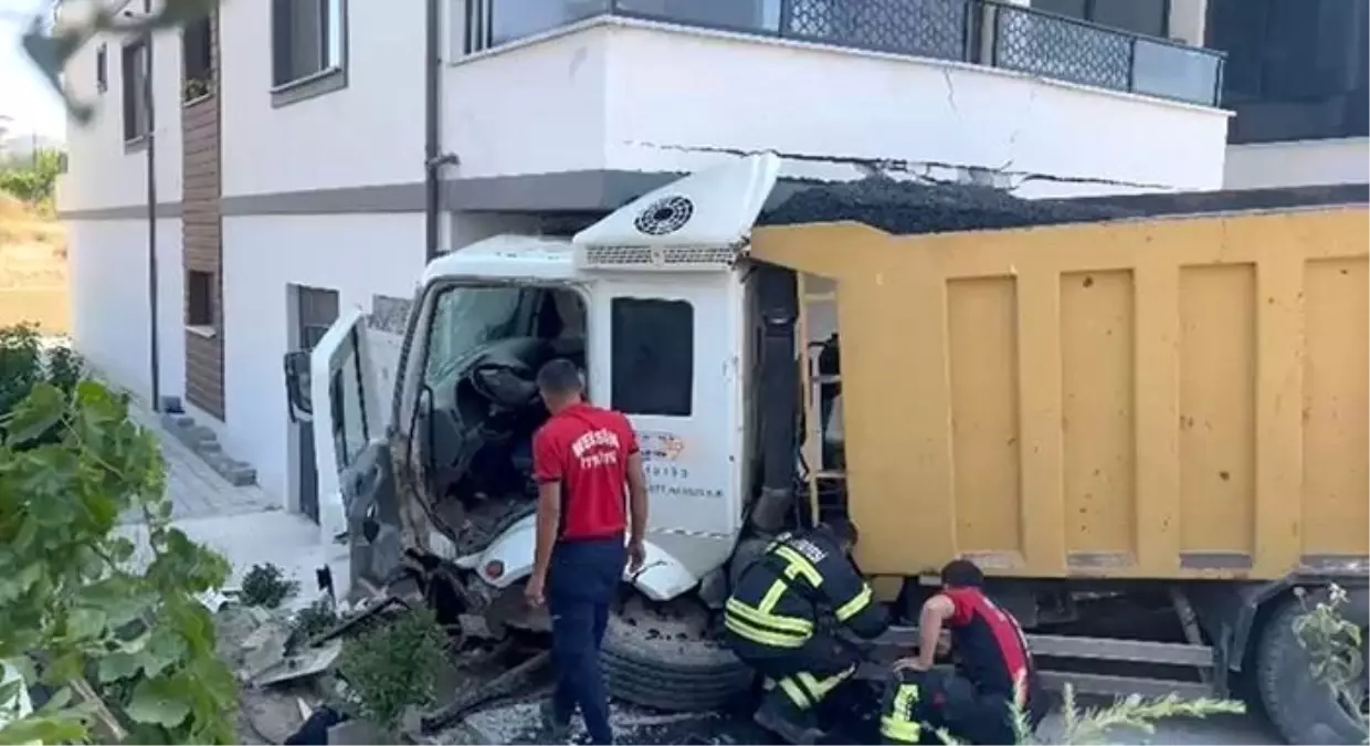 Kamyon Apartman Balkonuna Çarptı