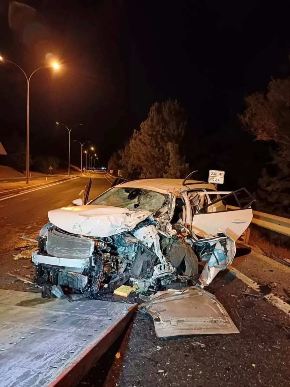 Eskişehir\'de Otobüs ile Otomobil Çarpıştı