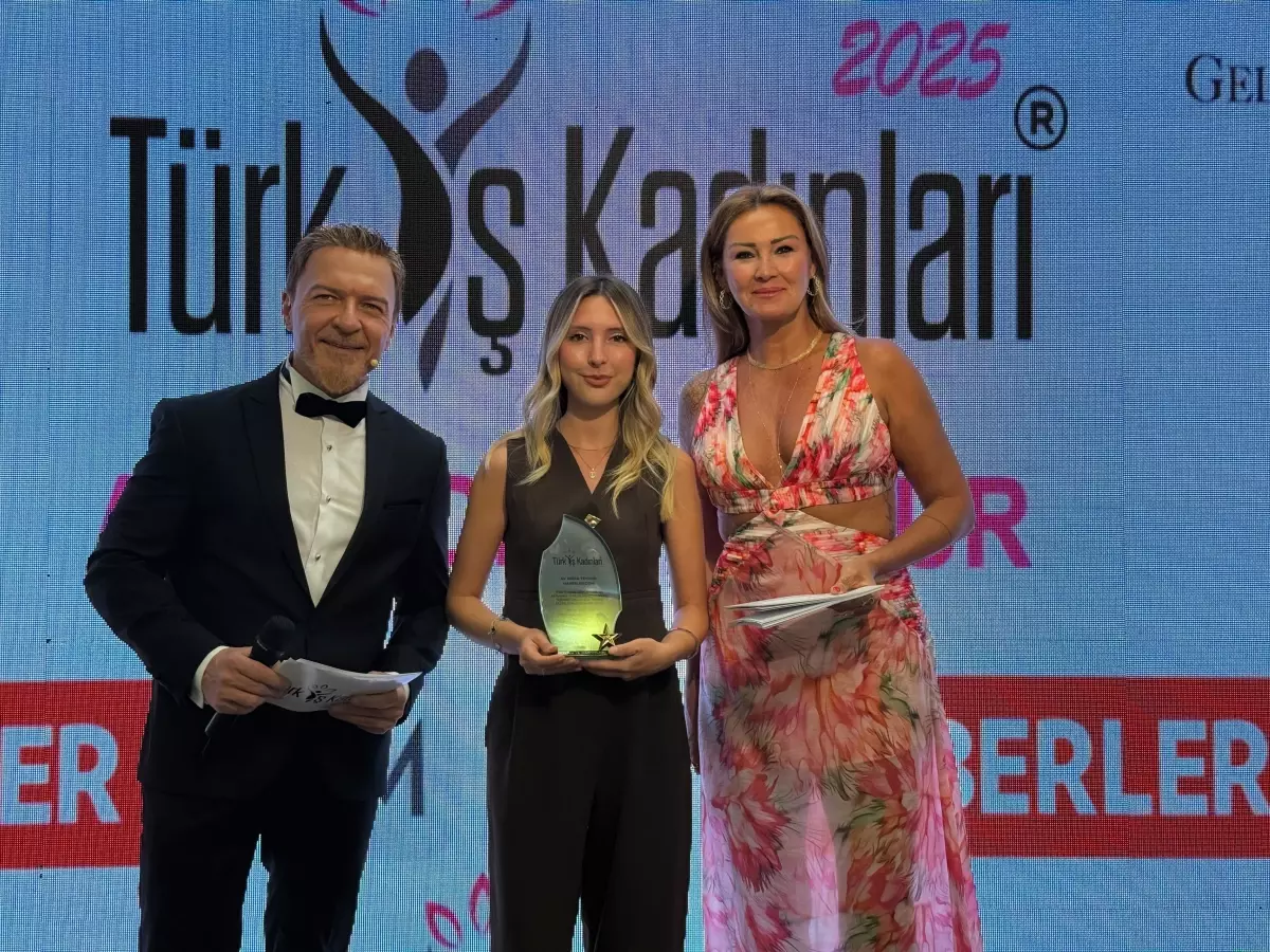 5. Türk İş Kadınları Plaket Töreni\'nde Haberler.com Genel Yayın Yönetmeni Av. Bedia Teymur\'a Ödül