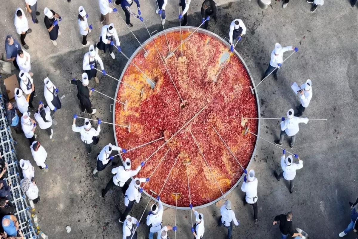 Afyon\'da 1930 kilo ağırlığındaki sucuklu yumurtayla dünya rekoru kırıldı