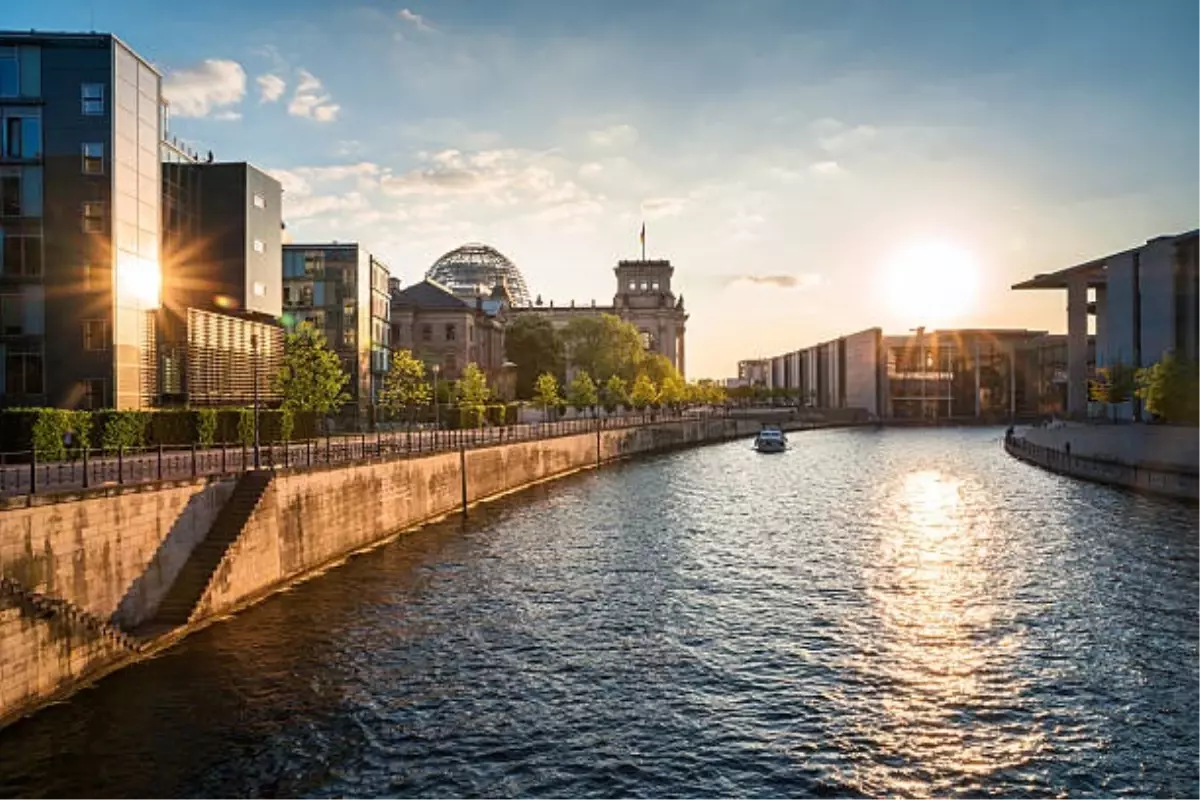 Berlin\'de II. Dünya Savaşı\'ndan Kalma Bomba Bulundu