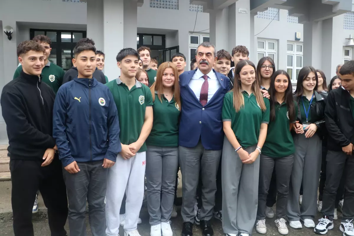 Nöbetçi öğretmen Milli Eğitim Bakanı Yusuf Tekin\'i tanımadı