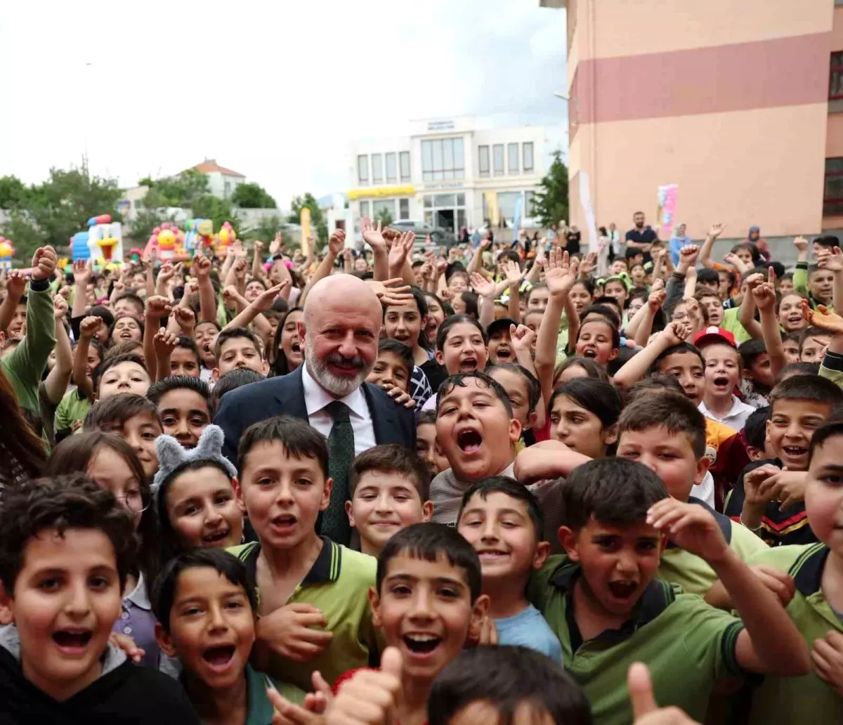 Başkan Çolakbayrakdar: "Evlatlarımızı mutlu etmek için çalışıyoruz"