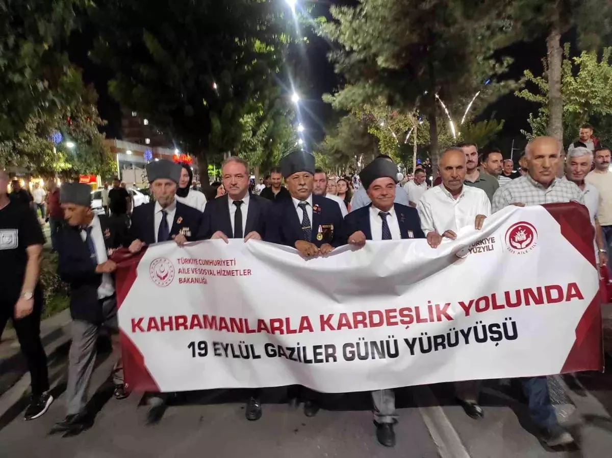 Batman\'da Gaziler Günü Korteji