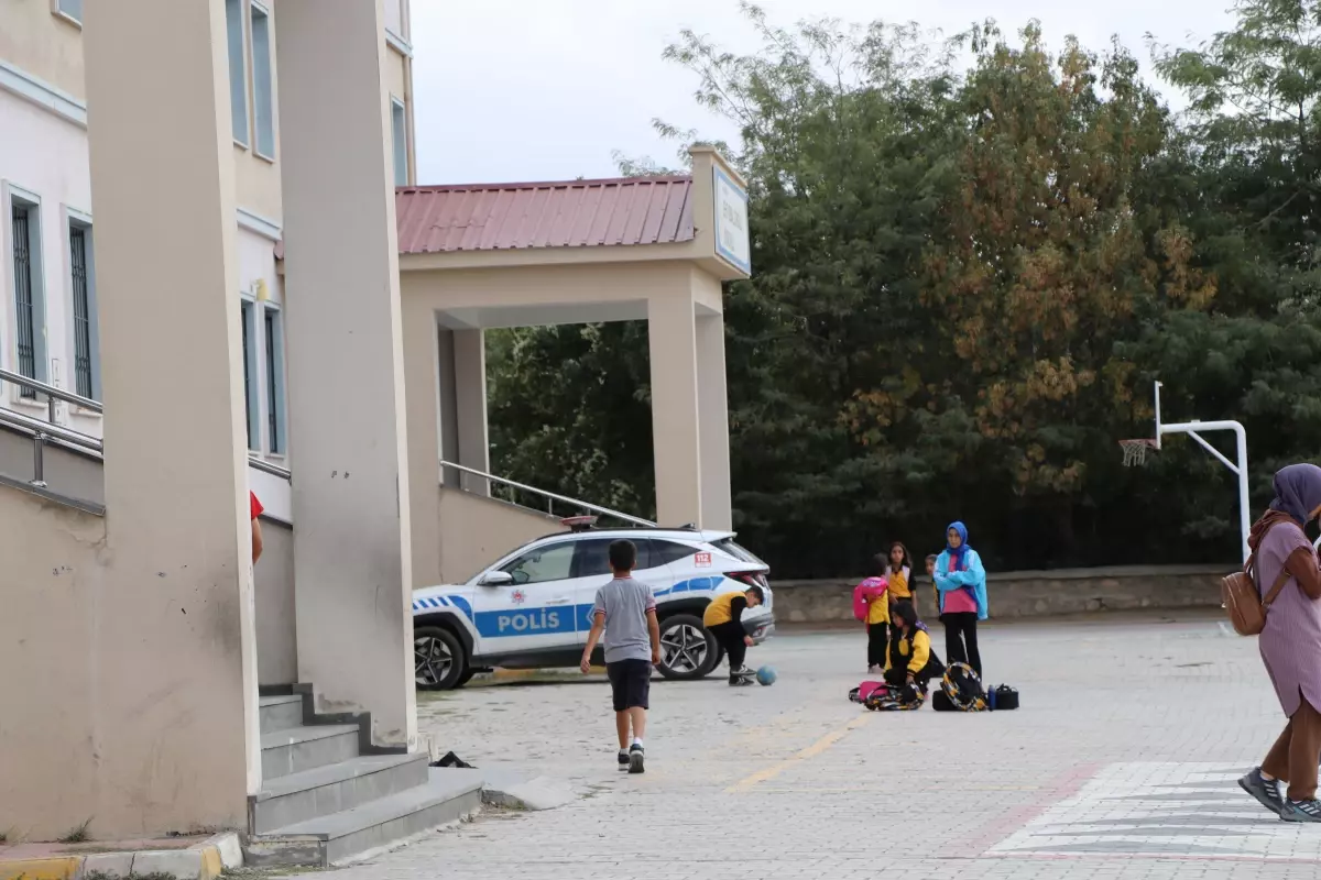 Van\'da boşanma aşamasındaki kişi, sınıfta kayınbiraderi zannedip öğretmeni bıçakladı