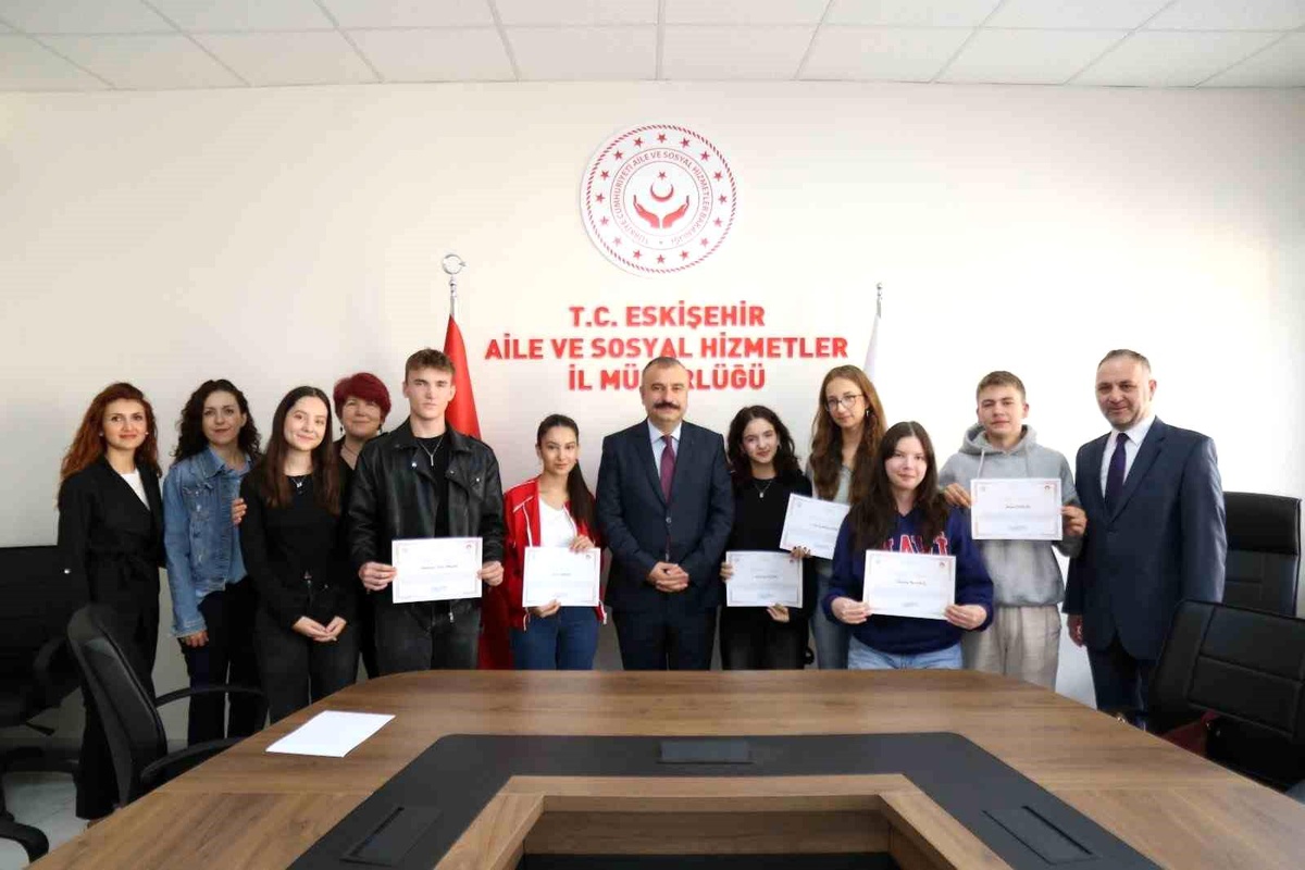 Eskişehir\'de Gençlere Teşekkür Belgeleri