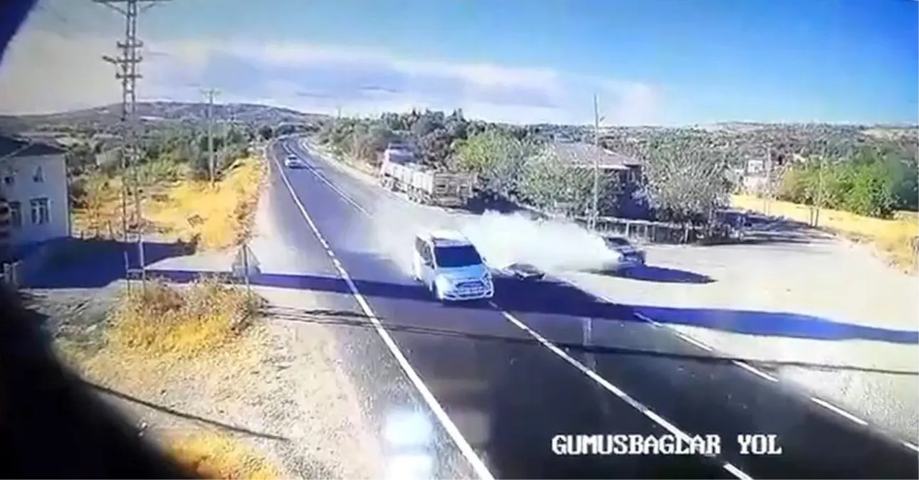 Elazığ\'da Trafik Kazası Güvenlik Kamerasında