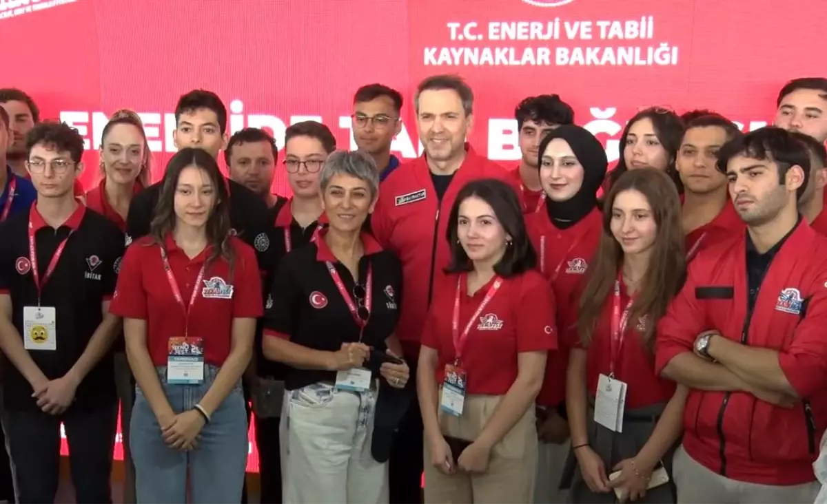 Bakan Bayraktar TEKNOFEST\'te Gençlerle Buluştu