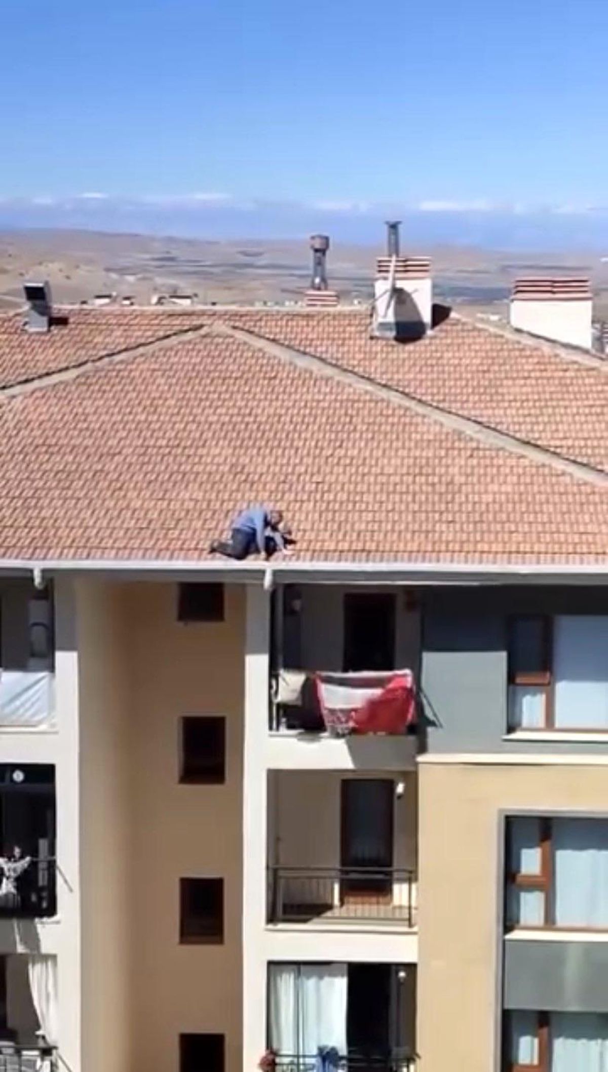 Elazığ\'da Fırtınada Çatıda Tehlikeli Çalışma