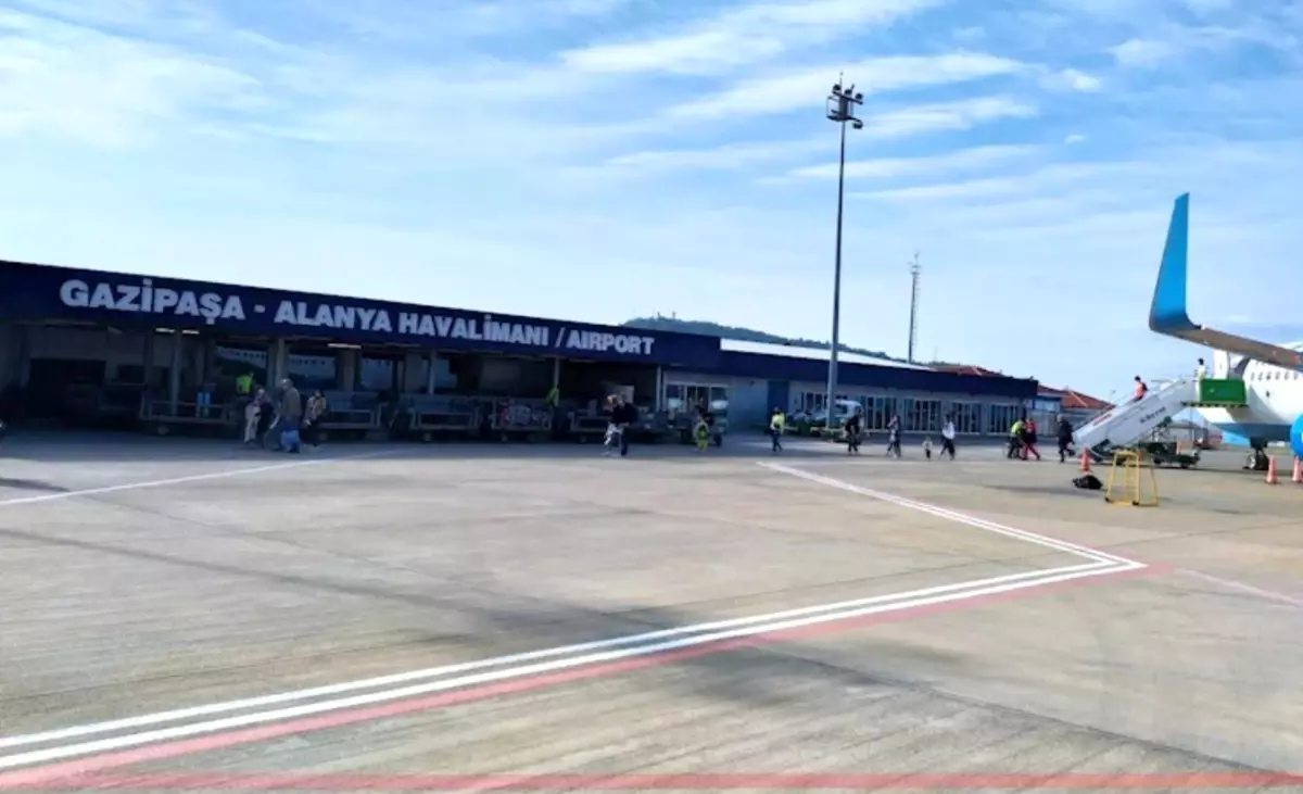 Gazipaşa Havalimanı\'nda Rüzgar Sebebiyle Sefer İptalleri