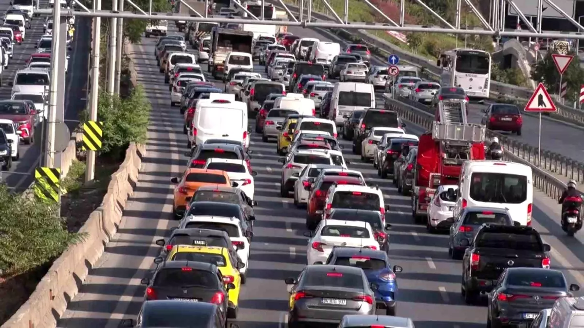 İstanbul\'da Trafik Yoğunluğu Yüzde 71\'e Ulaştı
