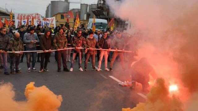 İtalya'da liman işçileri İsrail'e silah sevkiyatını engelledi