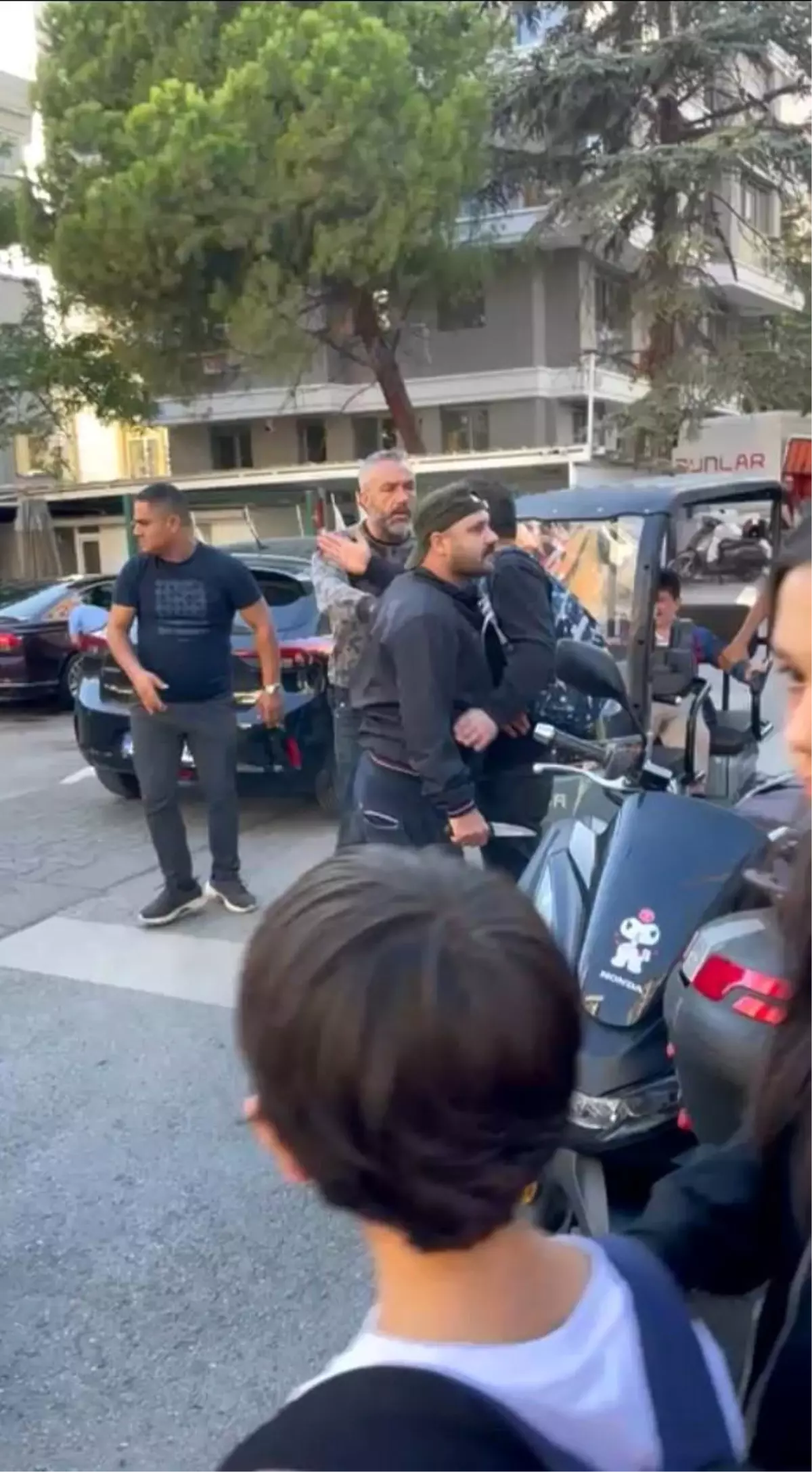 Çocuğunun gözü önünde velilere bıçakla saldırmaya çalıştı