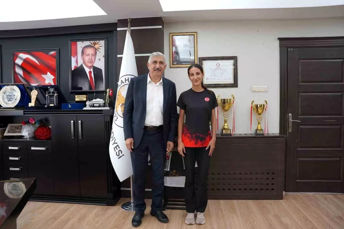 Kader Güvenç\'ten Tarihi Başarı, Kahta Belediye Başkanı Hallaç\'tan Destek Mesajı