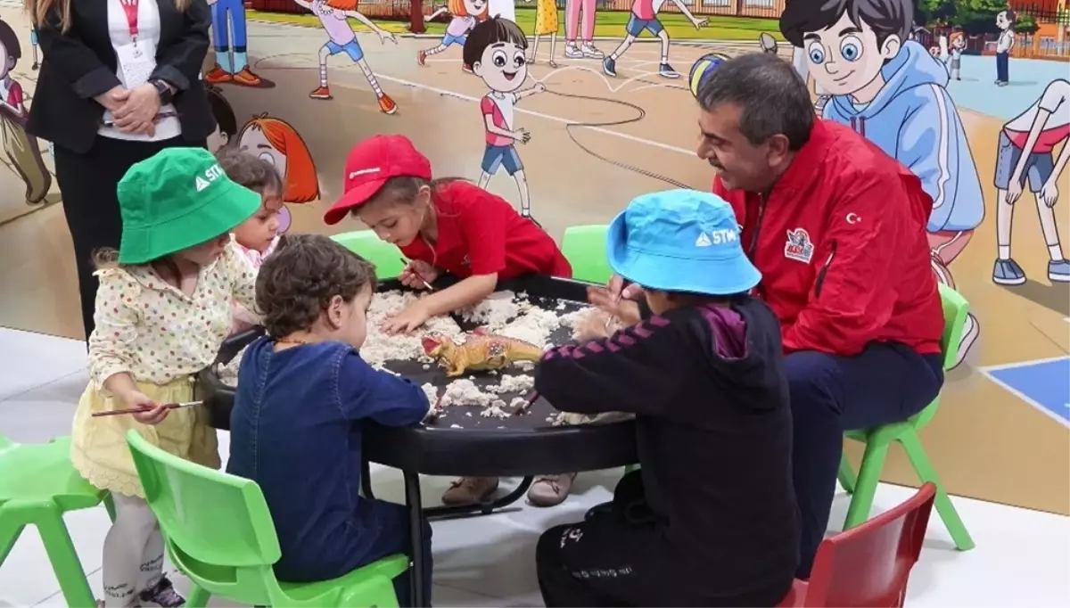 Bakan Tekin TEKNOFEST\'te Öğrencilerle Buluştu