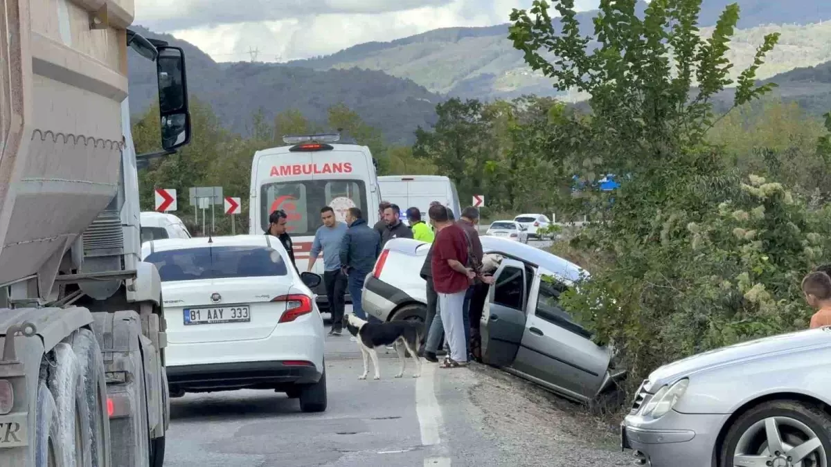 Düzce\'de Trafik Kazası: 4 Yaralı