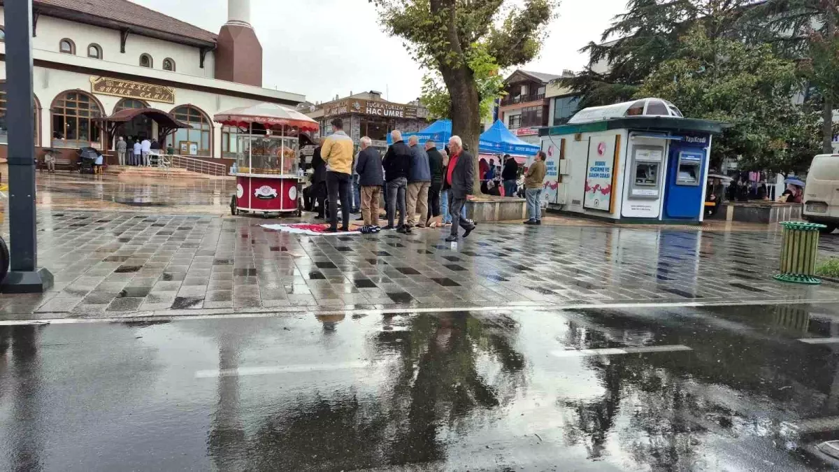 Düzce\'de Cuma Namazı Avlularda Kılındı