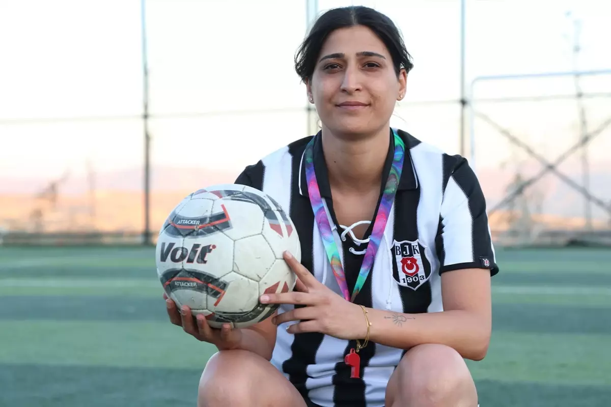 Süper Lig\'e golleriyle damga vuran yıldız ismin kuzeni Yağmur Bor, halı sahaların gözdesi oldu