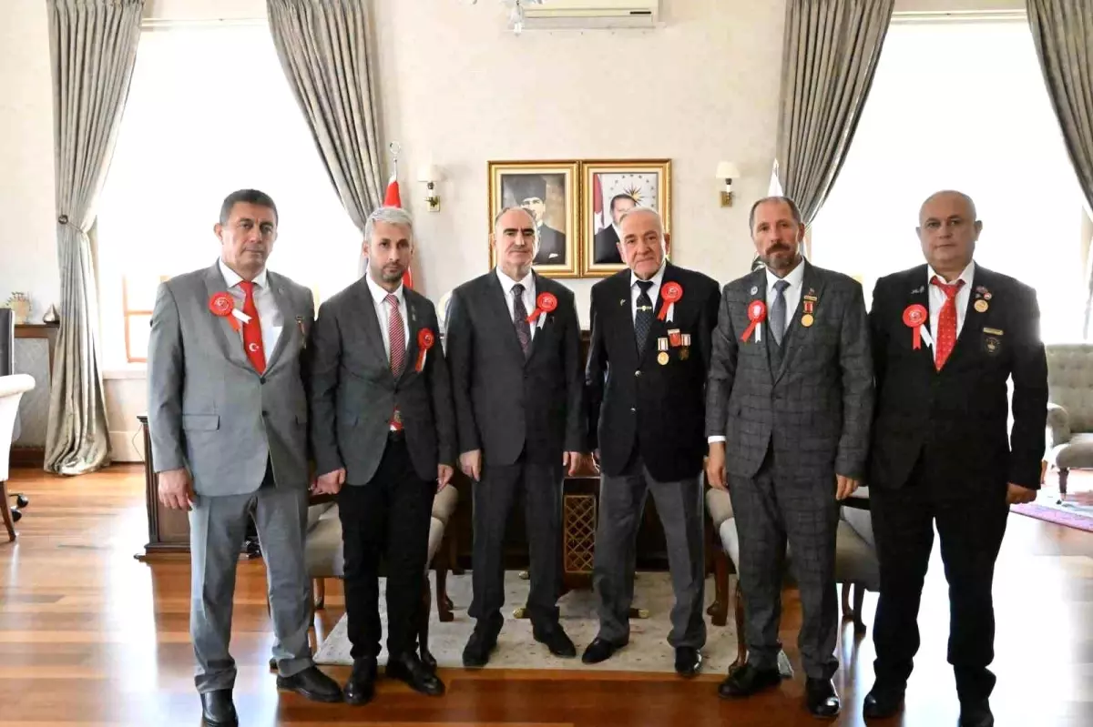Vali Özkan gazileri makamında ağırladı
