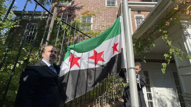 10 yıl sonra bir ilk: Suriye bayrağı, Washington'da göndere çekildi