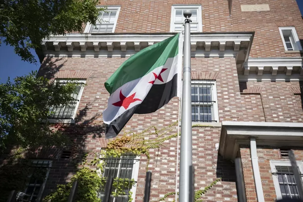 11 yıl sonra bir ilk: Suriye bayrağı, Washington\'da göndere çekildi