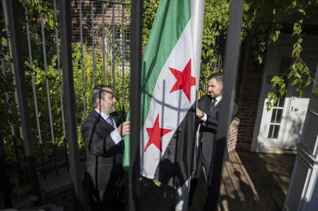 10 yıl sonra bir ilk: Suriye bayrağı, Washington'da göndere çekildi