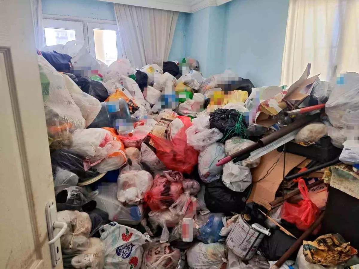 Adana\'da Çöp Dolu Evde Temizlik Yapıldı