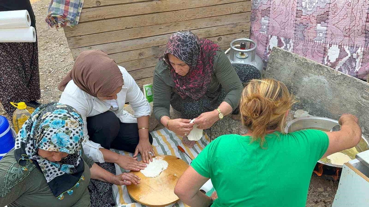 Alanya Kadınları, Orman Yangını Ekiplerine Pişi İle Destek Oluyor