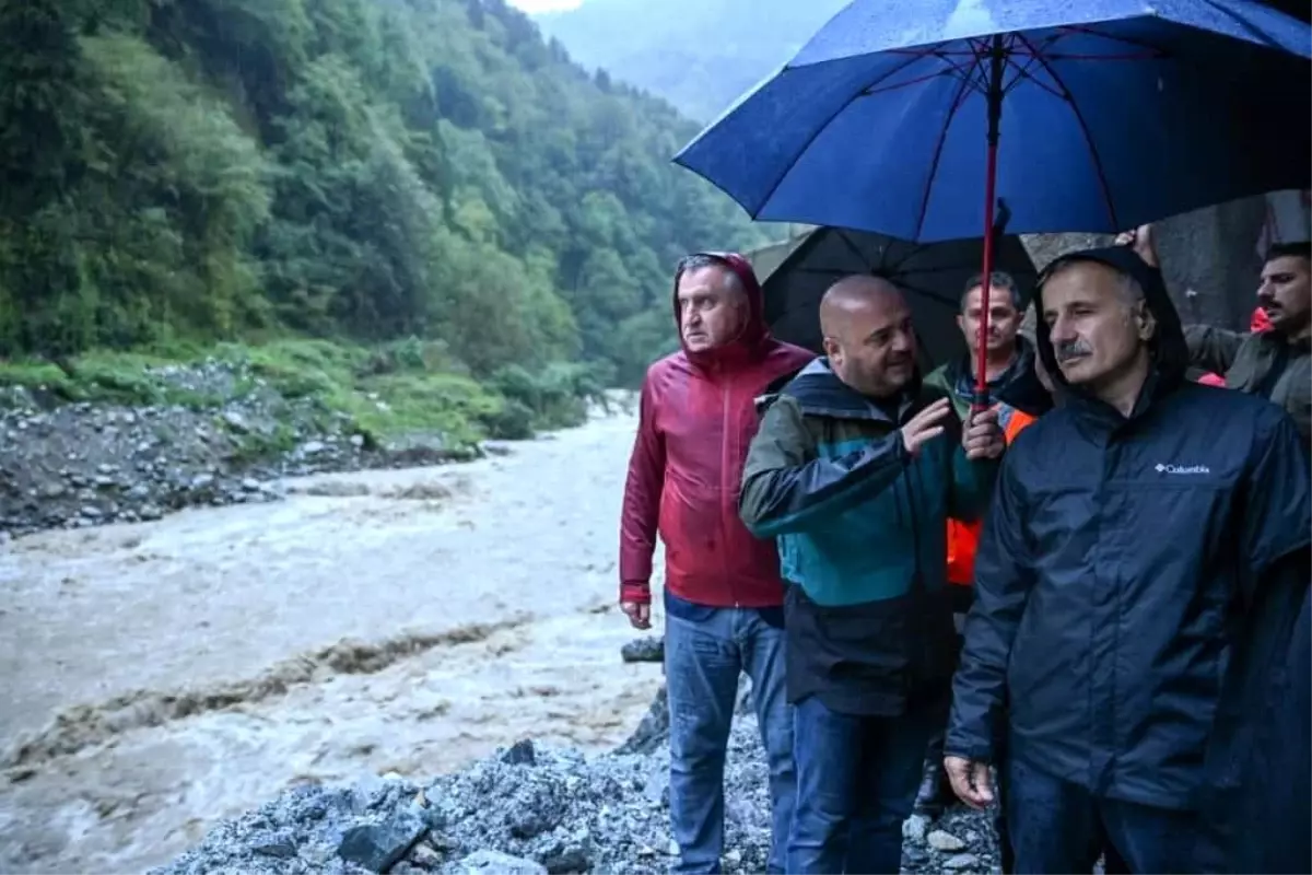Bakan Uraloğlu Çamlıhemşin Tüneli\'nde İnceleme Yaptı