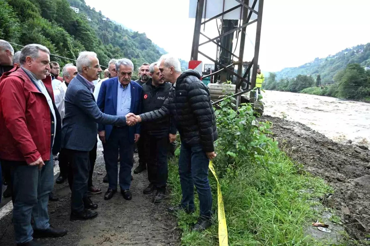 Bakan Uraloğlu Rize\'de Sel Çalışmalarını İnceledi