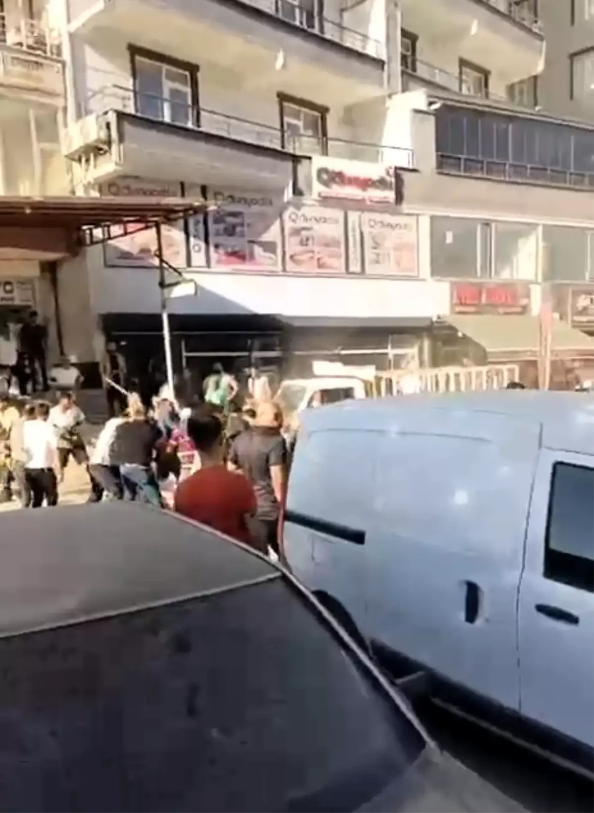 Kozluk\'ta Taşlı Sopalı Kavga: 12 Yaralı