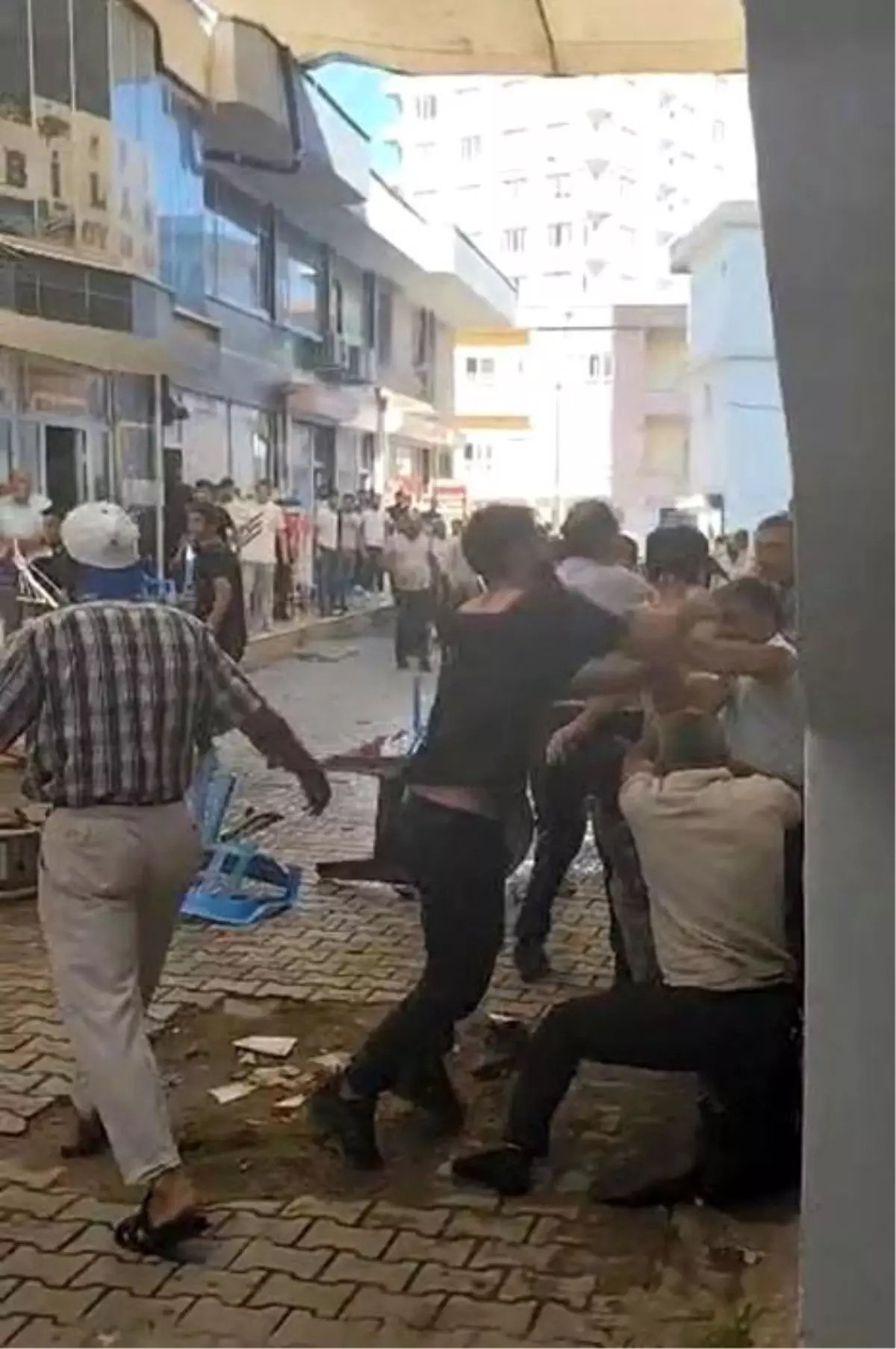 Kozluk\'ta Taşlı Sopalı Kavga: 6 Yaralı