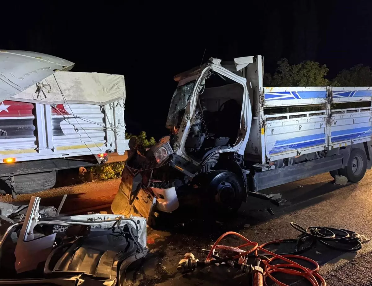 Tırla Çarpışan Kamyon Sürücüsü Hayatını Kaybetti