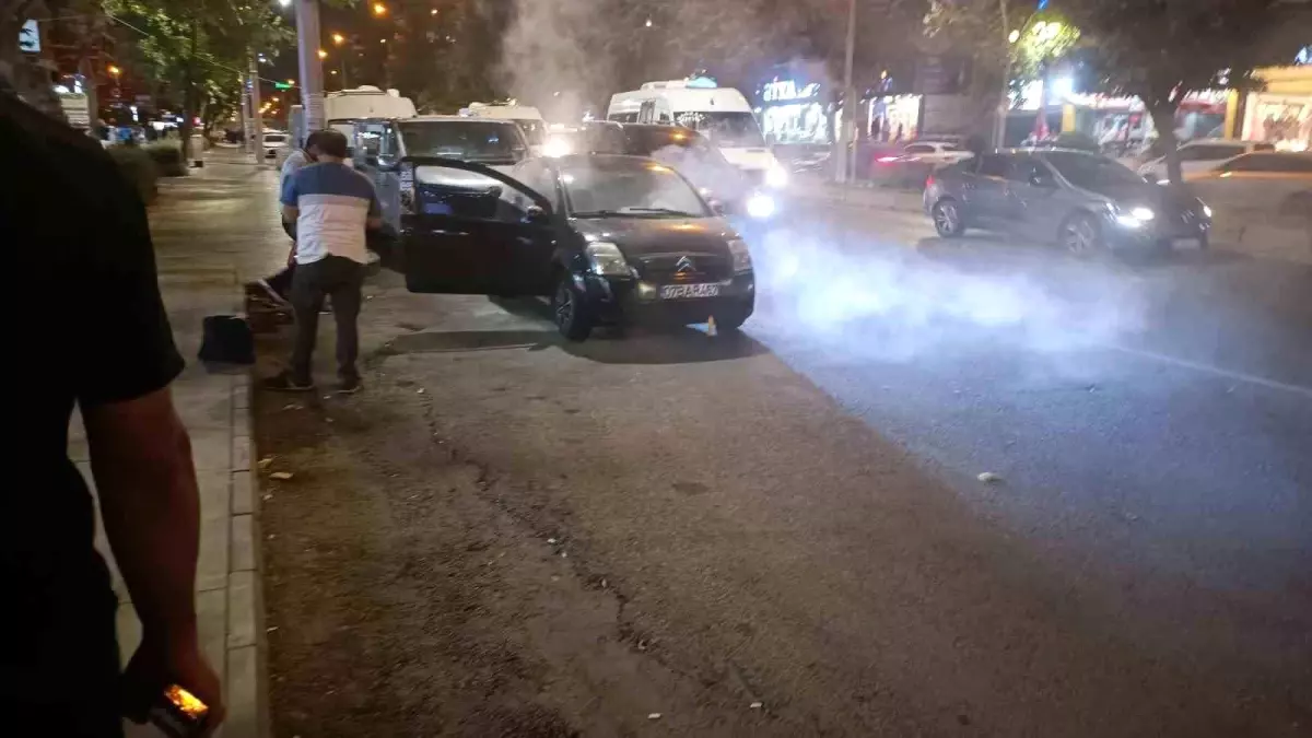 Diyarbakır\'da Otomobil Yangını Evsiz Kalmadan Söndürüldü