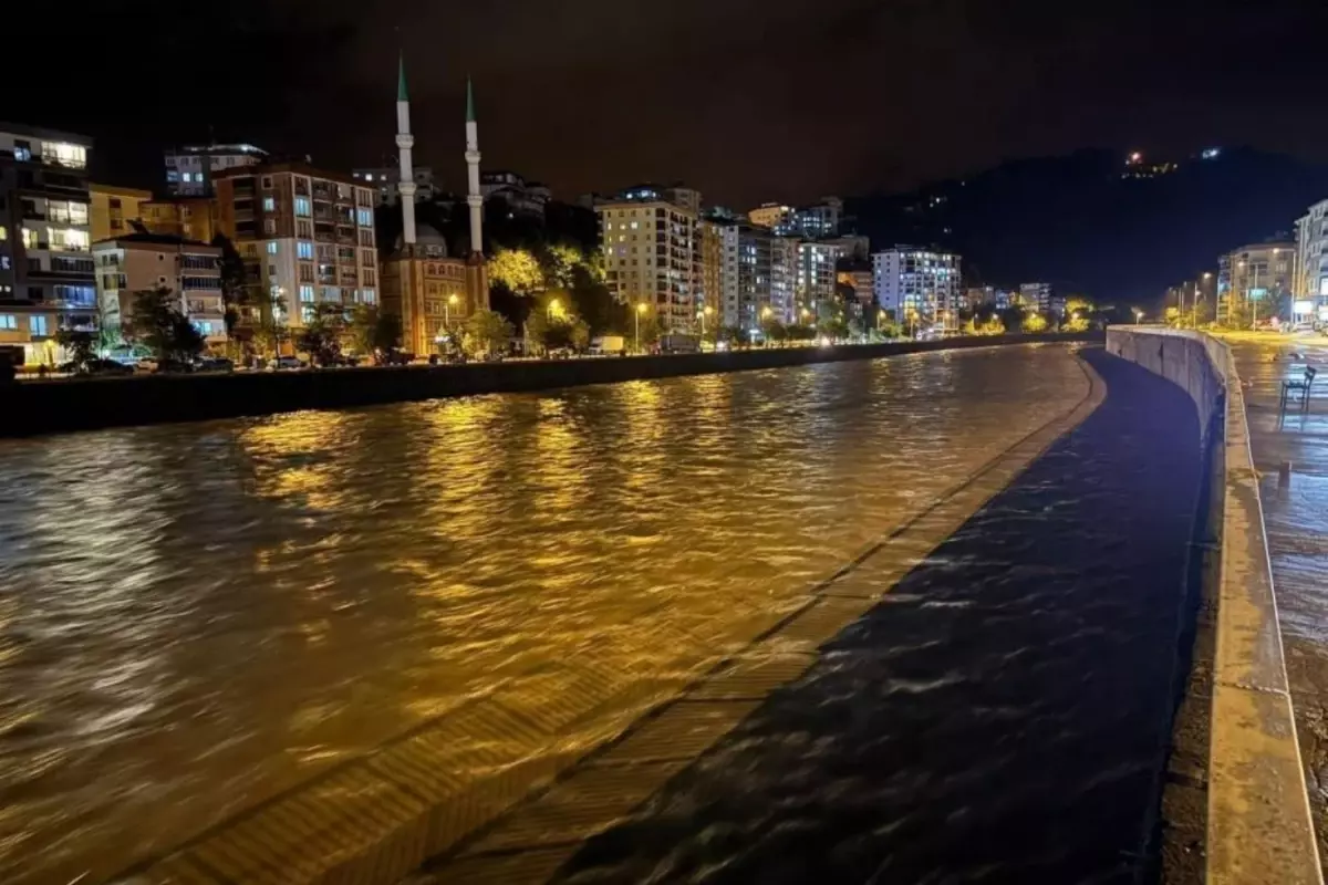 Giresun\'u şiddetli yağış vurdu! Heyelan oluştu, yollar göle döndü