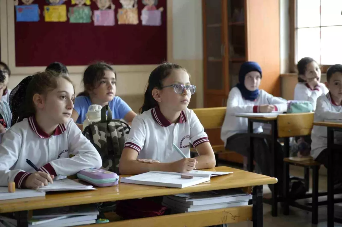 9 Yaşındaki Öğrenciden İşitme Engellilere Destek