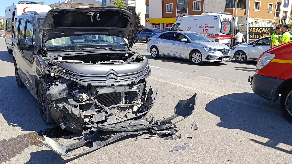 İnegöl\'de Trafik Kazası: 4 Yaralı