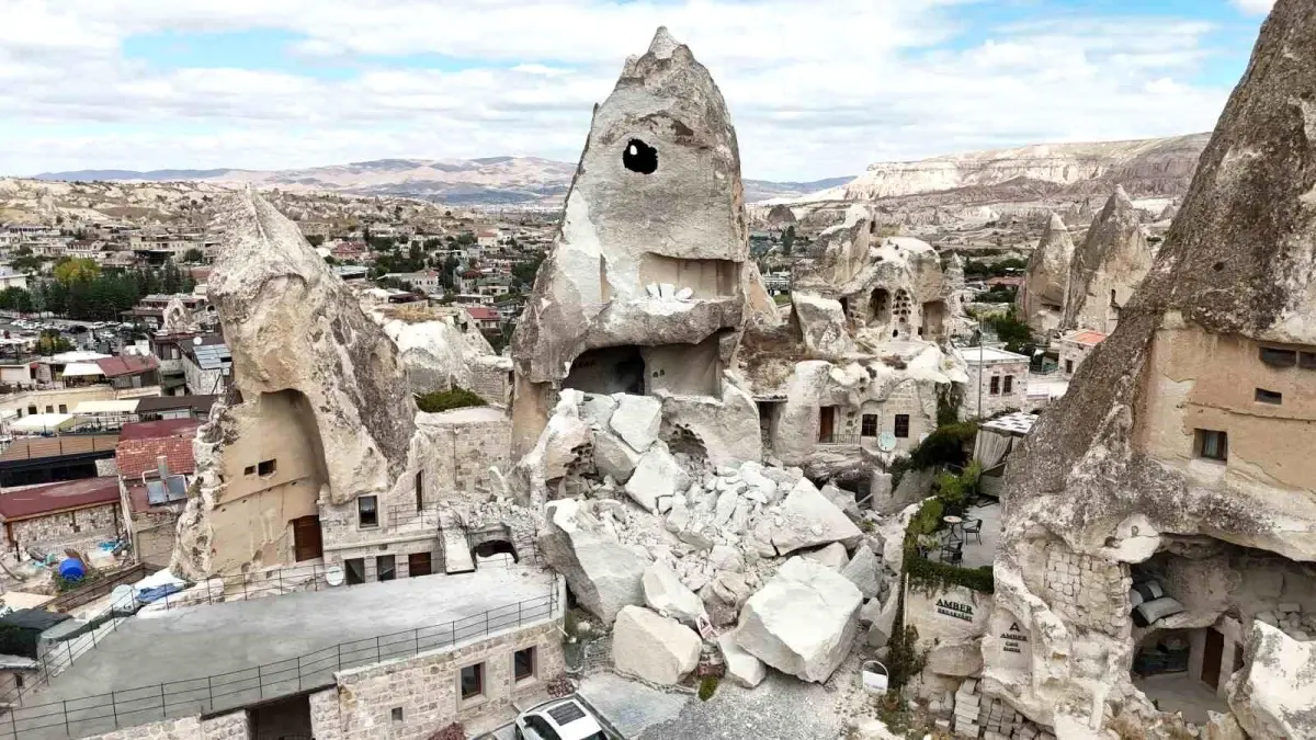 Kapadokya\'da milyonlarca yıllık peribacası yıkıldı