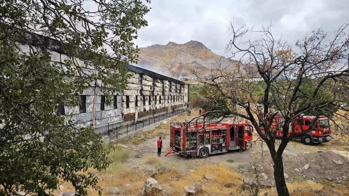 Kayseri\'de Mobilya Fabrikasında Yangın