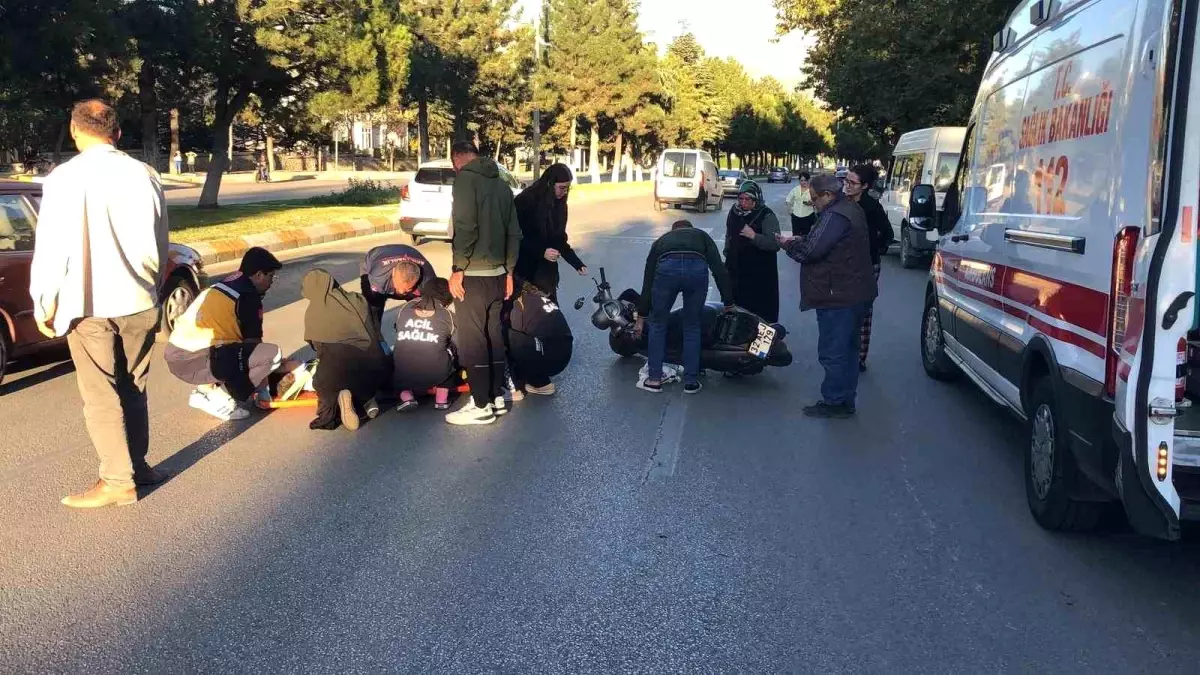 Isparta\'da Motosiklet Kazası: Yaralı Genç Kız Hastaneye Kaldırıldı